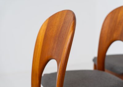 Set of 6 “Morten” dining chairs by Niels Koefoed (Denmark, 1960s). An elegant and sculptural design defined by its organic lines, crafted in solid teak with a rich, warm grain. The chairs have been professionally reupholstered in a refined grey fabric, offering a clean, contemporary contrast to the timeless wooden frame. Presented in excellent condition and ready for another lifetime.