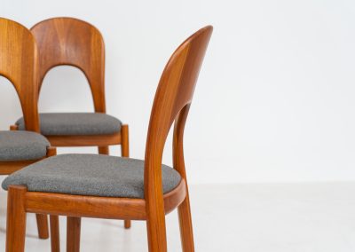 Set of 6 “Morten” dining chairs by Niels Koefoed (Denmark, 1960s). An elegant and sculptural design defined by its organic lines, crafted in solid teak with a rich, warm grain. The chairs have been professionally reupholstered in a refined grey fabric, offering a clean, contemporary contrast to the timeless wooden frame. Presented in excellent condition and ready for another lifetime.