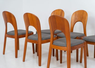 Set of 6 “Morten” dining chairs by Niels Koefoed (Denmark, 1960s). An elegant and sculptural design defined by its organic lines, crafted in solid teak with a rich, warm grain. The chairs have been professionally reupholstered in a refined grey fabric, offering a clean, contemporary contrast to the timeless wooden frame. Presented in excellent condition and ready for another lifetime.