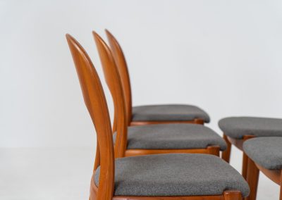 Set of 6 “Morten” dining chairs by Niels Koefoed (Denmark, 1960s). An elegant and sculptural design defined by its organic lines, crafted in solid teak with a rich, warm grain. The chairs have been professionally reupholstered in a refined grey fabric, offering a clean, contemporary contrast to the timeless wooden frame. Presented in excellent condition and ready for another lifetime.
