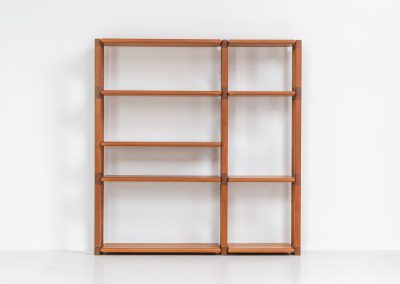 Shelving system by Svend Dyrlund (Denmark, 1960s). This shelving system, from Dyrlund’s 3000 series, is a true mid-century masterpiece. It combines bold, organic forms with substantial panel construction and refined, invisible joinery, resulting in a design that feels both architectural and sculptural. The overall composition is strong and grounded, giving the piece a striking, almost monumental presence. The shelves are height-adjustable, offering flexibility while maintaining its clean, structured aesthetic. The system is in very good condition, with light, visible signs of use that contribute to its authentic vintage character.