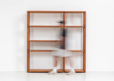 Shelving system by Svend Dyrlund (Denmark, 1960s). This shelving system, from Dyrlund’s 3000 series, is a true mid-century masterpiece. It combines bold, organic forms with substantial panel construction and refined, invisible joinery, resulting in a design that feels both architectural and sculptural. The overall composition is strong and grounded, giving the piece a striking, almost monumental presence. The shelves are height-adjustable, offering flexibility while maintaining its clean, structured aesthetic. The system is in very good condition, with light, visible signs of use that contribute to its authentic vintage character.