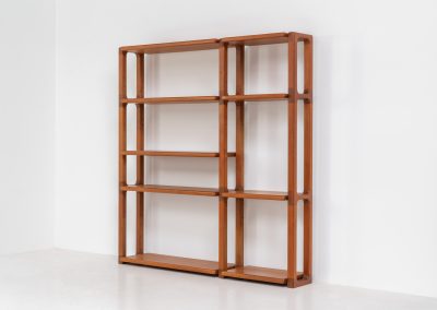 Shelving system by Svend Dyrlund (Denmark, 1960s). This shelving system, from Dyrlund’s 3000 series, is a true mid-century masterpiece. It combines bold, organic forms with substantial panel construction and refined, invisible joinery, resulting in a design that feels both architectural and sculptural. The overall composition is strong and grounded, giving the piece a striking, almost monumental presence. The shelves are height-adjustable, offering flexibility while maintaining its clean, structured aesthetic. The system is in very good condition, with light, visible signs of use that contribute to its authentic vintage character.