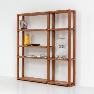 Shelving system by Svend Dyrlund (Denmark, 1960s). This shelving system, from Dyrlund’s 3000 series, is a true mid-century masterpiece. It combines bold, organic forms with substantial panel construction and refined, invisible joinery, resulting in a design that feels both architectural and sculptural. The overall composition is strong and grounded, giving the piece a striking, almost monumental presence. The shelves are height-adjustable, offering flexibility while maintaining its clean, structured aesthetic. The system is in very good condition, with light, visible signs of use that contribute to its authentic vintage character.