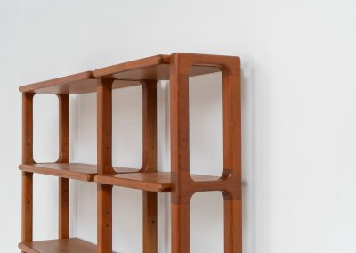 Shelving system by Svend Dyrlund (Denmark, 1960s). This shelving system, from Dyrlund’s 3000 series, is a true mid-century masterpiece. It combines bold, organic forms with substantial panel construction and refined, invisible joinery, resulting in a design that feels both architectural and sculptural. The overall composition is strong and grounded, giving the piece a striking, almost monumental presence. The shelves are height-adjustable, offering flexibility while maintaining its clean, structured aesthetic. The system is in very good condition, with light, visible signs of use that contribute to its authentic vintage character.