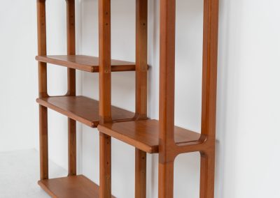 Shelving system by Svend Dyrlund (Denmark, 1960s). This shelving system, from Dyrlund’s 3000 series, is a true mid-century masterpiece. It combines bold, organic forms with substantial panel construction and refined, invisible joinery, resulting in a design that feels both architectural and sculptural. The overall composition is strong and grounded, giving the piece a striking, almost monumental presence. The shelves are height-adjustable, offering flexibility while maintaining its clean, structured aesthetic. The system is in very good condition, with light, visible signs of use that contribute to its authentic vintage character.