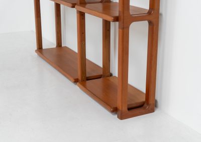 Shelving system by Svend Dyrlund (Denmark, 1960s). This shelving system, from Dyrlund’s 3000 series, is a true mid-century masterpiece. It combines bold, organic forms with substantial panel construction and refined, invisible joinery, resulting in a design that feels both architectural and sculptural. The overall composition is strong and grounded, giving the piece a striking, almost monumental presence. The shelves are height-adjustable, offering flexibility while maintaining its clean, structured aesthetic. The system is in very good condition, with light, visible signs of use that contribute to its authentic vintage character.