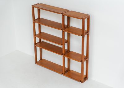 Shelving system by Svend Dyrlund (Denmark, 1960s). This shelving system, from Dyrlund’s 3000 series, is a true mid-century masterpiece. It combines bold, organic forms with substantial panel construction and refined, invisible joinery, resulting in a design that feels both architectural and sculptural. The overall composition is strong and grounded, giving the piece a striking, almost monumental presence. The shelves are height-adjustable, offering flexibility while maintaining its clean, structured aesthetic. The system is in very good condition, with light, visible signs of use that contribute to its authentic vintage character.