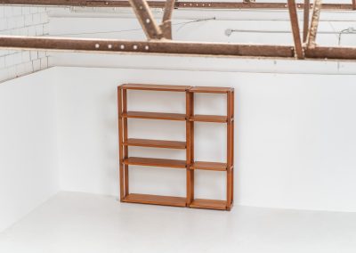 Shelving system by Svend Dyrlund (Denmark, 1960s). This shelving system, from Dyrlund’s 3000 series, is a true mid-century masterpiece. It combines bold, organic forms with substantial panel construction and refined, invisible joinery, resulting in a design that feels both architectural and sculptural. The overall composition is strong and grounded, giving the piece a striking, almost monumental presence. The shelves are height-adjustable, offering flexibility while maintaining its clean, structured aesthetic. The system is in very good condition, with light, visible signs of use that contribute to its authentic vintage character.