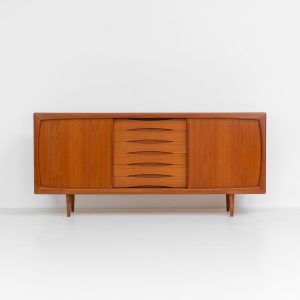 Sideboard in teak Svend Dyrlund (Denmark, 1960s). A beautifully crafted piece showcasing exceptional Danish design and craftsmanship. It features two sliding doors with adjustable shelves and six elegant drawers, offering generous and flexible storage. The softly rounded edges and organic lines give the sideboard a refined, timeless character. In very good condition.