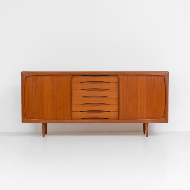 Sideboard in teak Svend Dyrlund (Denmark, 1960s). A beautifully crafted piece showcasing exceptional Danish design and craftsmanship. It features two sliding doors with adjustable shelves and six elegant drawers, offering generous and flexible storage. The softly rounded edges and organic lines give the sideboard a refined, timeless character. In very good condition.