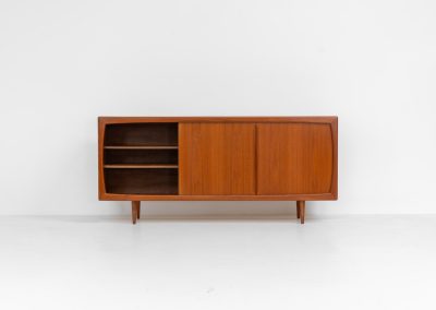 Sideboard in teak Svend Dyrlund (Denmark, 1960s). A beautifully crafted piece showcasing exceptional Danish design and craftsmanship. It features two sliding doors with adjustable shelves and six elegant drawers, offering generous and flexible storage. The softly rounded edges and organic lines give the sideboard a refined, timeless character. In very good condition.