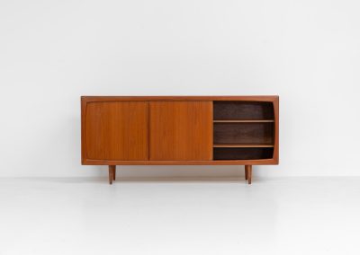 Sideboard in teak Svend Dyrlund (Denmark, 1960s). A beautifully crafted piece showcasing exceptional Danish design and craftsmanship. It features two sliding doors with adjustable shelves and six elegant drawers, offering generous and flexible storage. The softly rounded edges and organic lines give the sideboard a refined, timeless character. In very good condition.