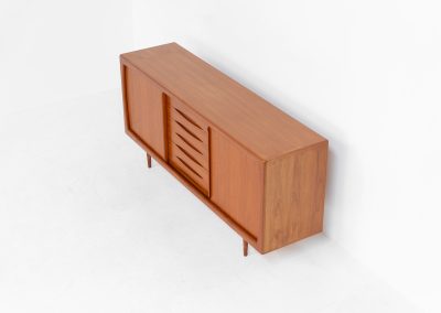 Sideboard in teak Svend Dyrlund (Denmark, 1960s). A beautifully crafted piece showcasing exceptional Danish design and craftsmanship. It features two sliding doors with adjustable shelves and six elegant drawers, offering generous and flexible storage. The softly rounded edges and organic lines give the sideboard a refined, timeless character. In very good condition.