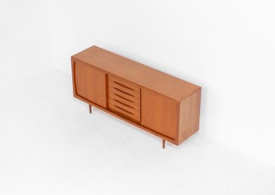 Sideboard in teak Svend Dyrlund (Denmark, 1960s). A beautifully crafted piece showcasing exceptional Danish design and craftsmanship. It features two sliding doors with adjustable shelves and six elegant drawers, offering generous and flexible storage. The softly rounded edges and organic lines give the sideboard a refined, timeless character. In very good condition.