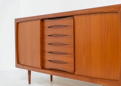 Sideboard in teak Svend Dyrlund (Denmark, 1960s). A beautifully crafted piece showcasing exceptional Danish design and craftsmanship. It features two sliding doors with adjustable shelves and six elegant drawers, offering generous and flexible storage. The softly rounded edges and organic lines give the sideboard a refined, timeless character. In very good condition.