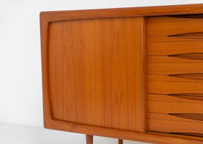 Sideboard in teak Svend Dyrlund (Denmark, 1960s). A beautifully crafted piece showcasing exceptional Danish design and craftsmanship. It features two sliding doors with adjustable shelves and six elegant drawers, offering generous and flexible storage. The softly rounded edges and organic lines give the sideboard a refined, timeless character. In very good condition.