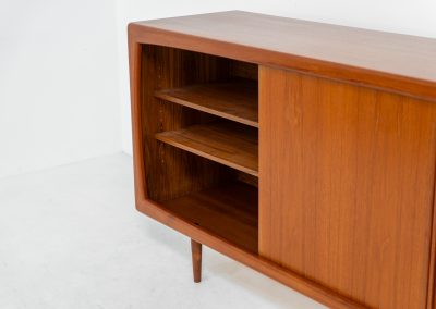 Sideboard in teak Svend Dyrlund (Denmark, 1960s). A beautifully crafted piece showcasing exceptional Danish design and craftsmanship. It features two sliding doors with adjustable shelves and six elegant drawers, offering generous and flexible storage. The softly rounded edges and organic lines give the sideboard a refined, timeless character. In very good condition.