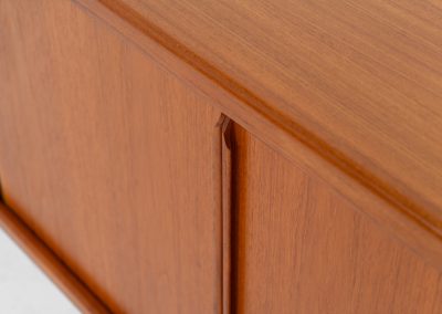 Sideboard in teak Svend Dyrlund (Denmark, 1960s). A beautifully crafted piece showcasing exceptional Danish design and craftsmanship. It features two sliding doors with adjustable shelves and six elegant drawers, offering generous and flexible storage. The softly rounded edges and organic lines give the sideboard a refined, timeless character. In very good condition.
