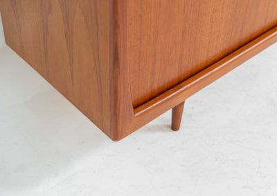 Sideboard in teak Svend Dyrlund (Denmark, 1960s). A beautifully crafted piece showcasing exceptional Danish design and craftsmanship. It features two sliding doors with adjustable shelves and six elegant drawers, offering generous and flexible storage. The softly rounded edges and organic lines give the sideboard a refined, timeless character. In very good condition.
