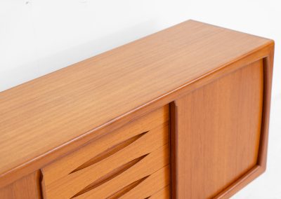 Sideboard in teak Svend Dyrlund (Denmark, 1960s). A beautifully crafted piece showcasing exceptional Danish design and craftsmanship. It features two sliding doors with adjustable shelves and six elegant drawers, offering generous and flexible storage. The softly rounded edges and organic lines give the sideboard a refined, timeless character. In very good condition.