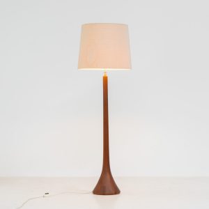 Huge sculptural “Teardrop” floor lamp by Domus (Germany, 1970s). This striking piece features a sculptural solid teak stem and base, paired with a large wild-silk lampshade. The lamp is height-adjustable and houses three light bulbs inside the shade, which can be switched on individually or together for customizable lighting. The floor lamp remains in its original, good condition with some visible stains to the shade.