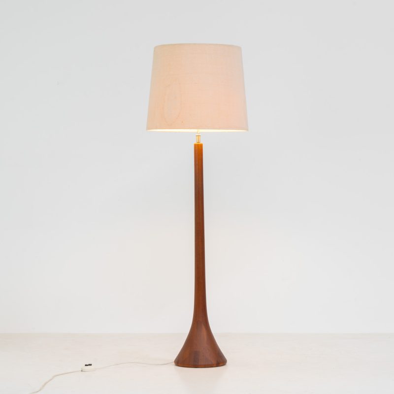 Huge sculptural “Teardrop” floor lamp by Domus (Germany, 1970s). This striking piece features a sculptural solid teak stem and base, paired with a large wild-silk lampshade. The lamp is height-adjustable and houses three light bulbs inside the shade, which can be switched on individually or together for customizable lighting. The floor lamp remains in its original, good condition with some visible stains to the shade.