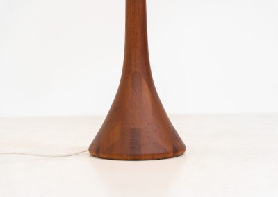 Huge sculptural “Teardrop” floor lamp by Domus (Germany, 1970s). This striking piece features a sculptural solid teak stem and base, paired with a large wild-silk lampshade. The lamp is height-adjustable and houses three light bulbs inside the shade, which can be switched on individually or together for customizable lighting. The floor lamp remains in its original, good condition with some visible stains to the shade.