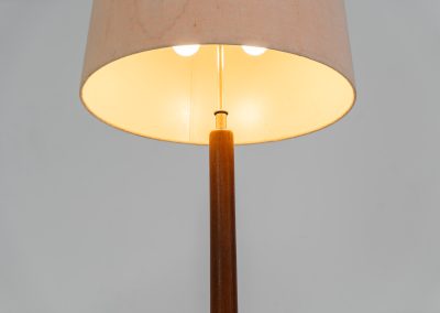 Huge sculptural “Teardrop” floor lamp by Domus (Germany, 1970s). This striking piece features a sculptural solid teak stem and base, paired with a large wild-silk lampshade. The lamp is height-adjustable and houses three light bulbs inside the shade, which can be switched on individually or together for customizable lighting. The floor lamp remains in its original, good condition with some visible stains to the shade.