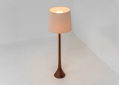Huge sculptural “Teardrop” floor lamp by Domus (Germany, 1970s). This striking piece features a sculptural solid teak stem and base, paired with a large wild-silk lampshade. The lamp is height-adjustable and houses three light bulbs inside the shade, which can be switched on individually or together for customizable lighting. The floor lamp remains in its original, good condition with some visible stains to the shade.