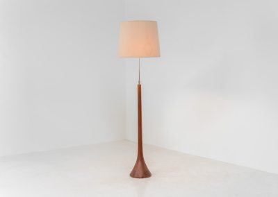 Huge sculptural “Teardrop” floor lamp by Domus (Germany, 1970s). This striking piece features a sculptural solid teak stem and base, paired with a large wild-silk lampshade. The lamp is height-adjustable and houses three light bulbs inside the shade, which can be switched on individually or together for customizable lighting. The floor lamp remains in its original, good condition with some visible stains to the shade.