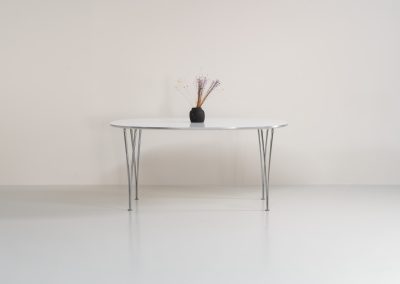 Superelipse dining table by Bruno Mathsson & Piet Hein for Fritz Hansen (Denmark, 1985s). A wonderful dining table with a sleek appearance made out of a white laminated top with an aluminium edge and the signature chrome legs. The table remains in very good condition with only minor using traces.