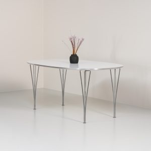Superelipse dining table by Bruno Mathsson & Piet Hein for Fritz Hansen (Denmark, 1985s). A wonderful dining table with a sleek appearance made out of a white laminated top with an aluminium edge and the signature chrome legs. The table remains in very good condition with only minor using traces.