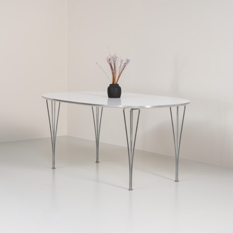 Superelipse dining table by Bruno Mathsson & Piet Hein for Fritz Hansen (Denmark, 1985s). A wonderful dining table with a sleek appearance made out of a white laminated top with an aluminium edge and the signature chrome legs. The table remains in very good condition with only minor using traces.