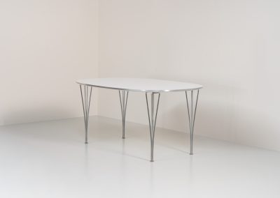 Superelipse dining table by Bruno Mathsson & Piet Hein for Fritz Hansen (Denmark, 1985s). A wonderful dining table with a sleek appearance made out of a white laminated top with an aluminium edge and the signature chrome legs. The table remains in very good condition with only minor using traces.