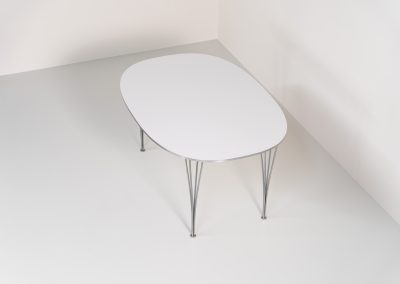 Superelipse dining table by Bruno Mathsson & Piet Hein for Fritz Hansen (Denmark, 1985s). A wonderful dining table with a sleek appearance made out of a white laminated top with an aluminium edge and the signature chrome legs. The table remains in very good condition with only minor using traces.