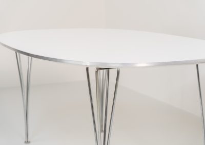 Superelipse dining table by Bruno Mathsson & Piet Hein for Fritz Hansen (Denmark, 1985s). A wonderful dining table with a sleek appearance made out of a white laminated top with an aluminium edge and the signature chrome legs. The table remains in very good condition with only minor using traces.
