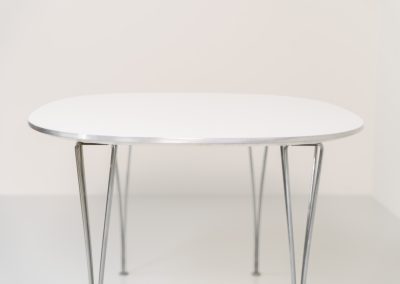 Superelipse dining table by Bruno Mathsson & Piet Hein for Fritz Hansen (Denmark, 1985s). A wonderful dining table with a sleek appearance made out of a white laminated top with an aluminium edge and the signature chrome legs. The table remains in very good condition with only minor using traces.