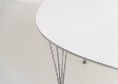 Superelipse dining table by Bruno Mathsson & Piet Hein for Fritz Hansen (Denmark, 1985s). A wonderful dining table with a sleek appearance made out of a white laminated top with an aluminium edge and the signature chrome legs. The table remains in very good condition with only minor using traces.