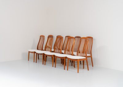 Set of 10 dining chairs by Kai Kristiansen for Schou Andersen (Denmark, 1950s). A stunning set of mid-century dining chairs, crafted with solid teak frames and featuring organically sculpted backrests. The seats are newly upholstered in a beautifully textured off-white fabric. The set of chairs presents itself in splendid condition.