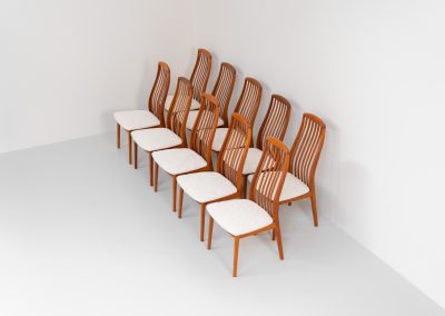 Set of 10 dining chairs by Kai Kristiansen for Schou Andersen (Denmark, 1950s). A stunning set of mid-century dining chairs, crafted with solid teak frames and featuring organically sculpted backrests. The seats are newly upholstered in a beautifully textured off-white fabric. The set of chairs presents itself in splendid condition.