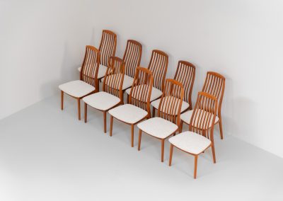 Set of 10 dining chairs by Kai Kristiansen for Schou Andersen (Denmark, 1950s). A stunning set of mid-century dining chairs, crafted with solid teak frames and featuring organically sculpted backrests. The seats are newly upholstered in a beautifully textured off-white fabric. The set of chairs presents itself in splendid condition.