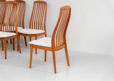 Set of 10 dining chairs by Kai Kristiansen for Schou Andersen (Denmark, 1950s). A stunning set of mid-century dining chairs, crafted with solid teak frames and featuring organically sculpted backrests. The seats are newly upholstered in a beautifully textured off-white fabric. The set of chairs presents itself in splendid condition.