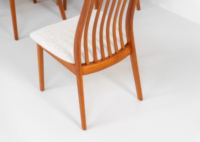 Set of 10 dining chairs by Kai Kristiansen for Schou Andersen (Denmark, 1950s). A stunning set of mid-century dining chairs, crafted with solid teak frames and featuring organically sculpted backrests. The seats are newly upholstered in a beautifully textured off-white fabric. The set of chairs presents itself in splendid condition.