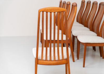 Set of 10 dining chairs by Kai Kristiansen for Schou Andersen (Denmark, 1950s). A stunning set of mid-century dining chairs, crafted with solid teak frames and featuring organically sculpted backrests. The seats are newly upholstered in a beautifully textured off-white fabric. The set of chairs presents itself in splendid condition.