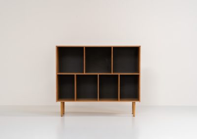 Oak bookcase by Kurt Østervig (Denmark, 1960s). A minimalistic bookcase crated in oak with vertical adjustable shelves and a contrasting dark back plate. In good condition with some discoloration on the inside.