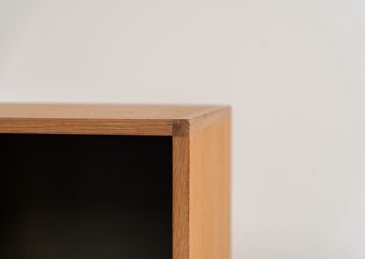 Oak bookcase by Kurt Østervig (Denmark, 1960s). A minimalistic bookcase crated in oak with vertical adjustable shelves and a contrasting dark back plate. In good condition with some discoloration on the inside.
