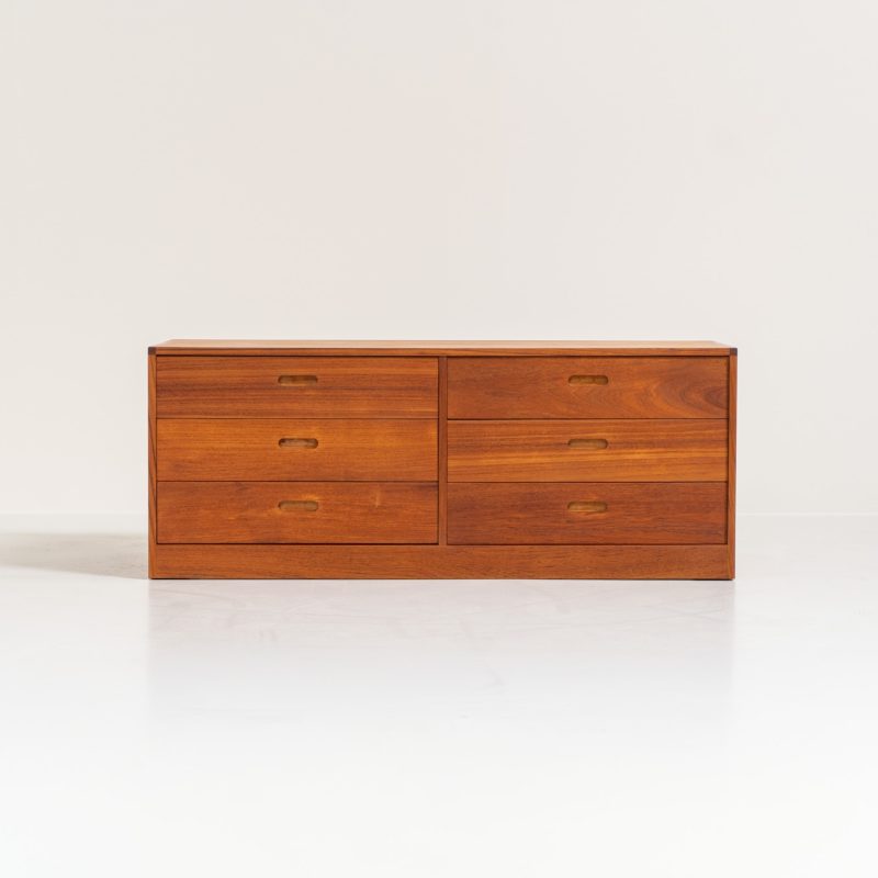 Chest of drawers by Erik Brouer for Brouer Møbelfabrik (Denmark, 1960s). A minimalistic chest of drawers with a nice warm wood grain and sculptural inset handles offering six drawers. The chest is in very good condition.