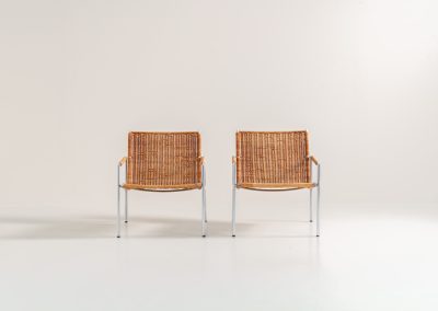 Early pair of modernist “SZ01” arm chairs by Martin Visser for Spectrum (The Netherlands, 1960s). These modernist design icons embody Visser’s minimalistic and functional design philosophy. Featuring a lightweight chromed tubular steel frame and beautiful rattan seats and backrests. Both chairs are in amazing vintage condition, with some visible wear and rust that only enhances their authenticity and charm.