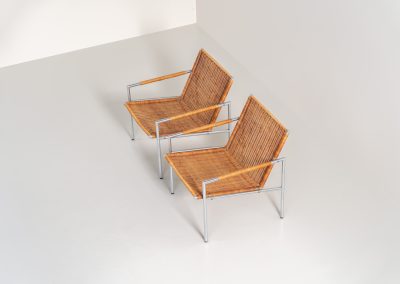Early pair of modernist “SZ01” arm chairs by Martin Visser for Spectrum (The Netherlands, 1960s). These modernist design icons embody Visser’s minimalistic and functional design philosophy. Featuring a lightweight chromed tubular steel frame and beautiful rattan seats and backrests. Both chairs are in amazing vintage condition, with some visible wear and rust that only enhances their authenticity and charm.